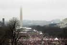 Účast na sobotním pochodu za práva žen ve Washingtonu se podle leteckých záběrů a dalších informací nejméně vyrovnala páteční prezidentské inauguraci Donalda Trumpa.