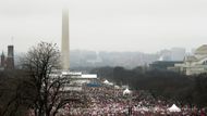 Účast na sobotním pochodu za práva žen ve Washingtonu se podle leteckých záběrů a dalších informací nejméně vyrovnala páteční prezidentské inauguraci Donalda Trumpa.