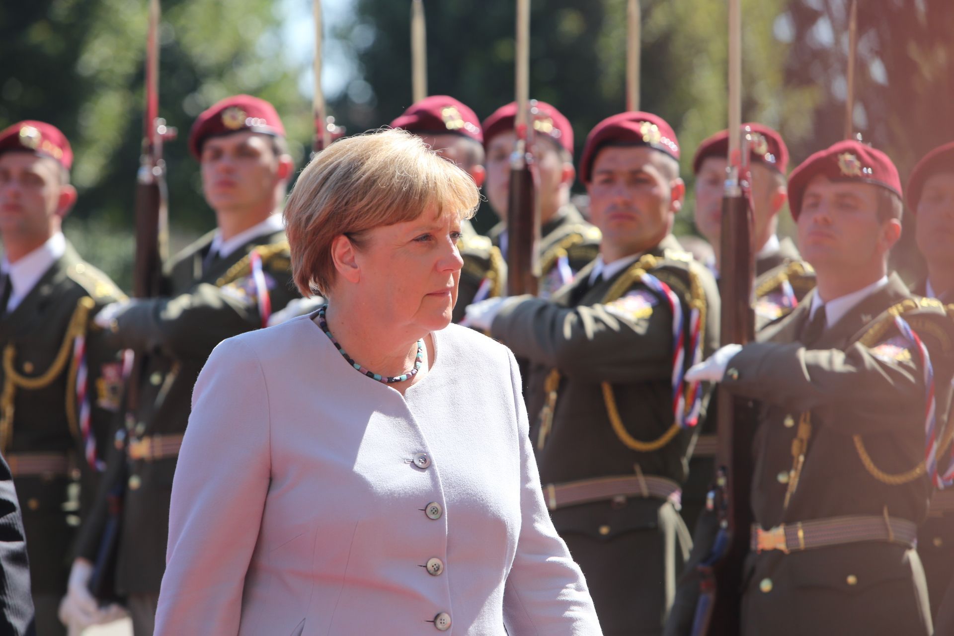 Merkelová před Úřadem vlády