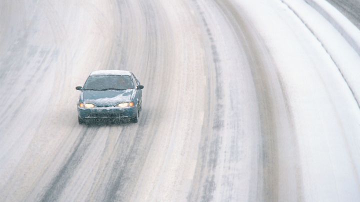 Na horách může napadnout až 15 centimetrů sněhu. Hrozí komplikace v dopravě; Zdroj foto: Thinkstock