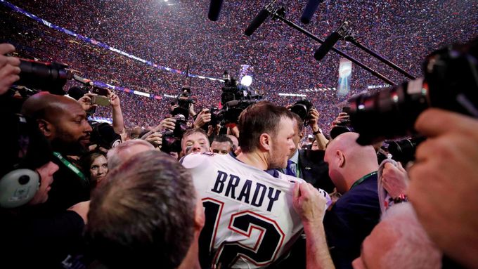 Slavný hráč amerického fotbalu Tom Brady přestoupil po 20 letech z klubu New England Patriots.