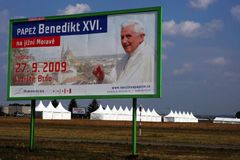 Přijíždí Benedikt XVI. Zájem věřících předčil očekávání