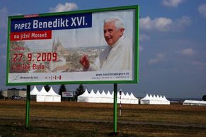 Papež v poli za letištěm