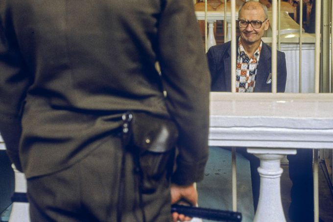 Andrej Čikatilo ve speciální kleci u soudu v Rostově během soudního procesu, 14. října 1992.