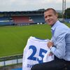 Fotbalista Baníku Ostrava Václav Svěrkoš pózuje se svým dresem.