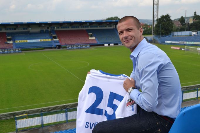 Fotbalista Baníku Ostrava Václav Svěrkoš pózuje se svým dresem.