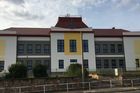 Asi nejznámějším příkladem necitlivé rekonstrukce je škola v Kamenných Žehrovicích. Budova z 19. století ztratila původní fasádu i obloukovitá okna.