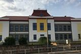 Asi nejznámějším příkladem necitlivé rekonstrukce je škola v Kamenných Žehrovicích. Budova z 19. století ztratila původní fasádu i obloukovitá okna.
