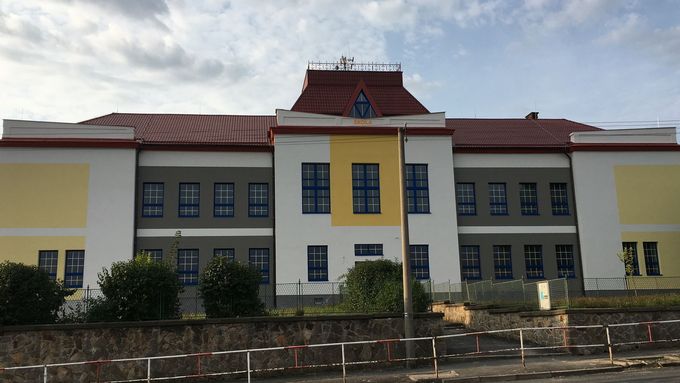 Nová fasáda na základní škole v Kamenných Žehrovicích.