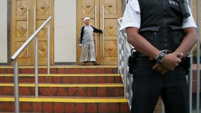 Britský policista hlídá mešitu ve východním Londýně.