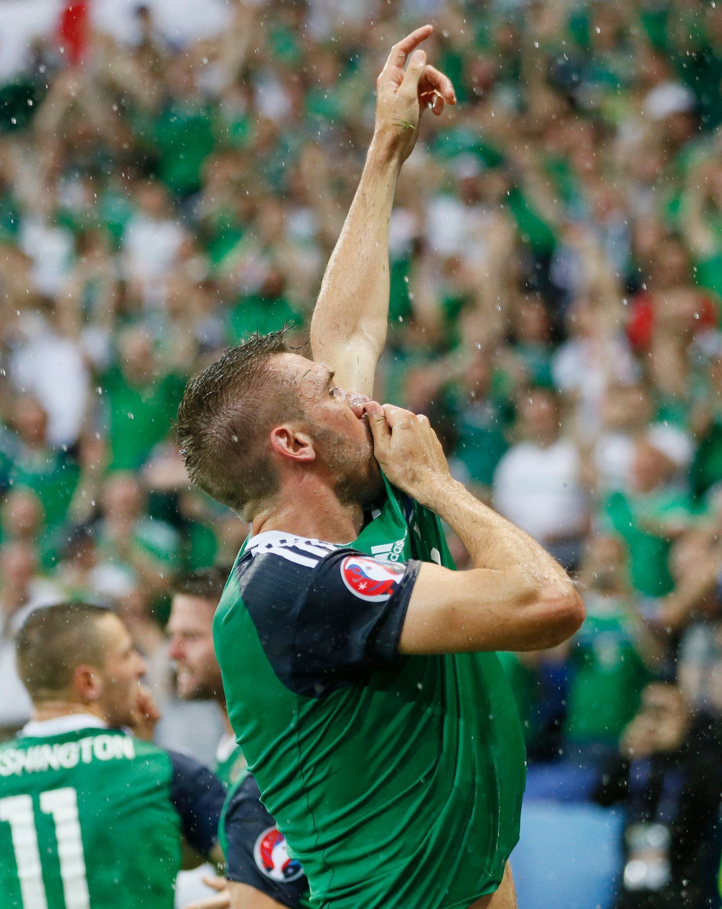 Euro 2016 Severní Irsko-Ukrajina: Gareth McAuley slaví gól na 1:0