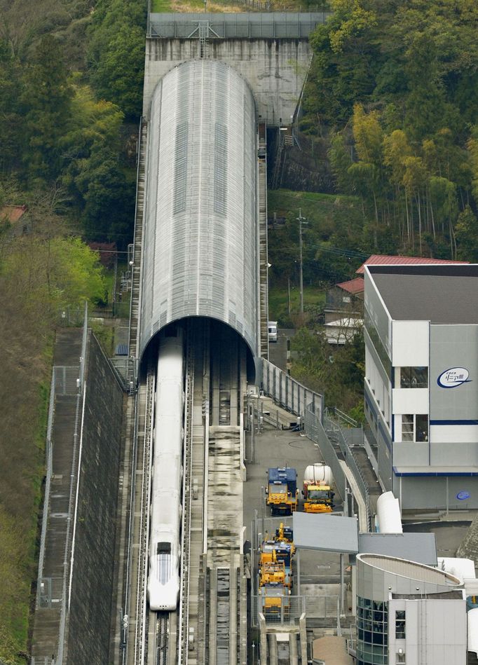 Japonský vysokorychlostní vlak maglev na snímku z 21. dubna 2015, kdy dosáhl absolutního rychlostního vlakového rekordu.