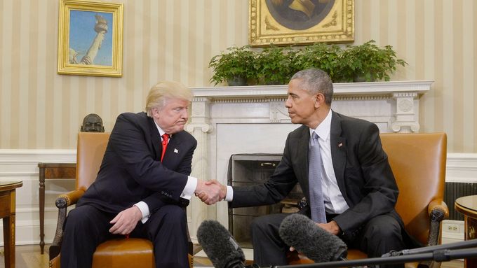 Donald Trump si na setkání s Barackem Obamou potřásl rukou. Dosluhující prezident označil rozhovor se svým následovníkem za "skvělý".