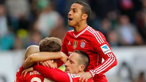 Thomas Müller (25) slaví se spoluhráči gól v síti Wolfsburgu.
