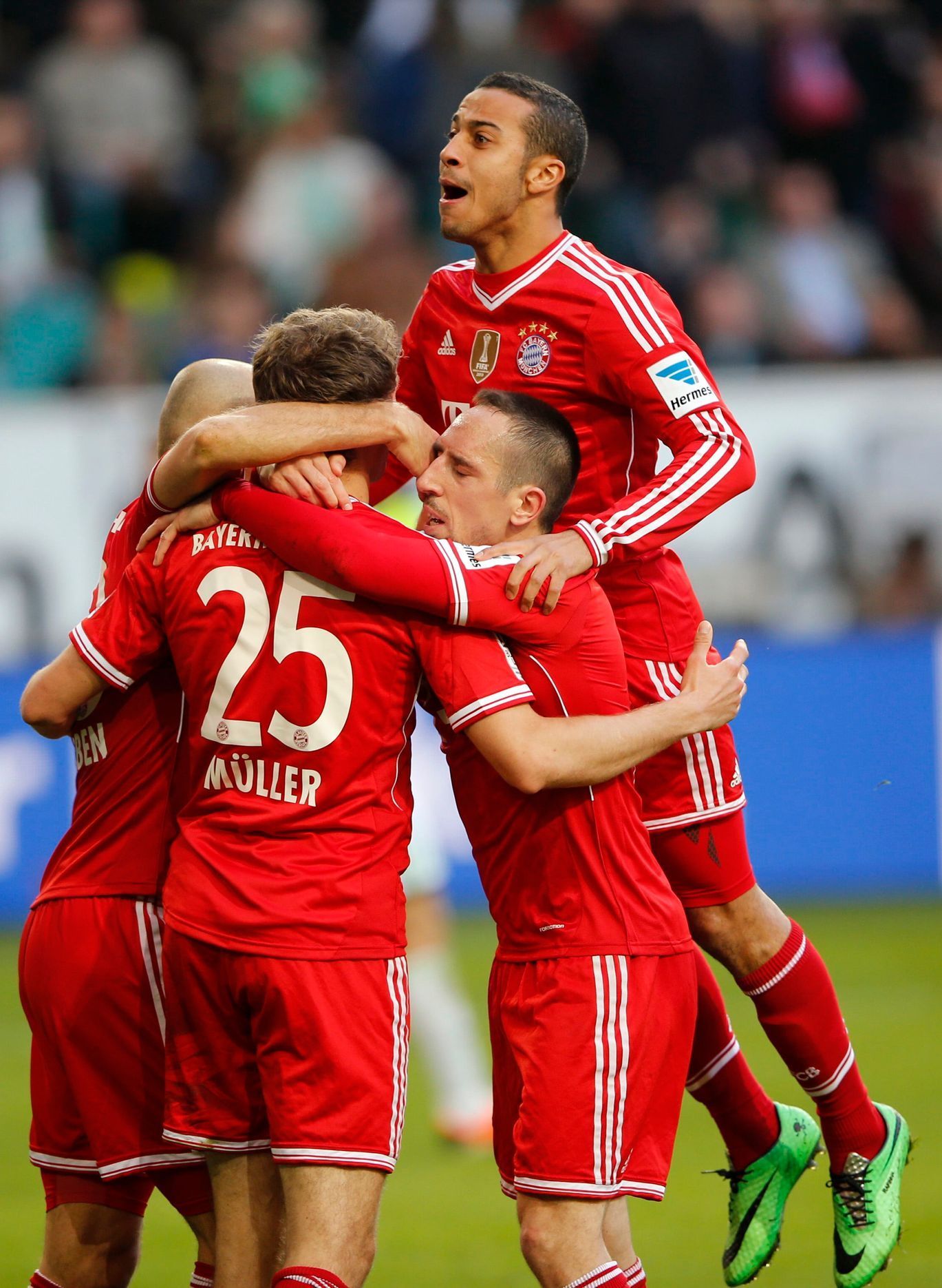 Thomas Müller (25) slaví se spoluhráči gól v síti Wolfsburgu.