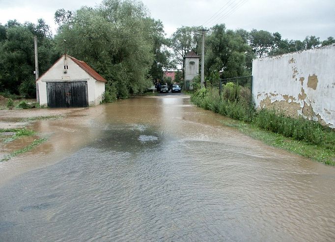 Rozvodněná Chomutovka v obci Bílence