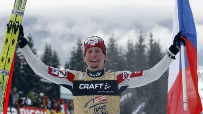 Lukáš Bauer oslavuje vítězství v Tour de Ski