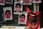 Tisíce lidí v Mexiku žádaly objasnění únosu 43 studentů. Zmizeli před rokem