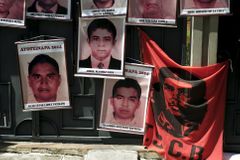 Tisíce lidí v Mexiku žádaly objasnění únosu 43 studentů. Zmizeli před rokem