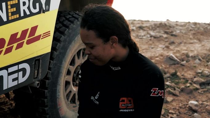 Aliyyah Kolocová opravuje auto v 2. etapě Rallye Dakar