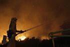 Na severu Londýna kvůli požáru skladu zasahuje 140 hasičů, jednoho zraněného převezli do nemocnice