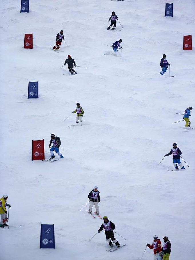 Skiers inspect the moguls piste at the "Extreme-Park" of Rosa Khutor, a venue for the Sochi 2014 Winter Olympics near Sochi February 14, 2013. The Sochi 2014 Winter Olympics opens on February 7, 2014. REUTERS/Kai Pfaffenbach (RUSSIA - Tags: SPORT OLYMPICS) Published: Úno. 14, 2013, 7 odp.