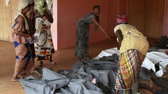 Lidé v Bangui identifikují těla obětí pouličních násilností.