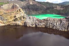 Když indonéská sopka čaruje. Podívejte se, jak Kelimutu mění barvu jezer