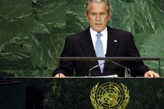 Bush odmítl zakázat kruté výslechy. Kvůli terorismu