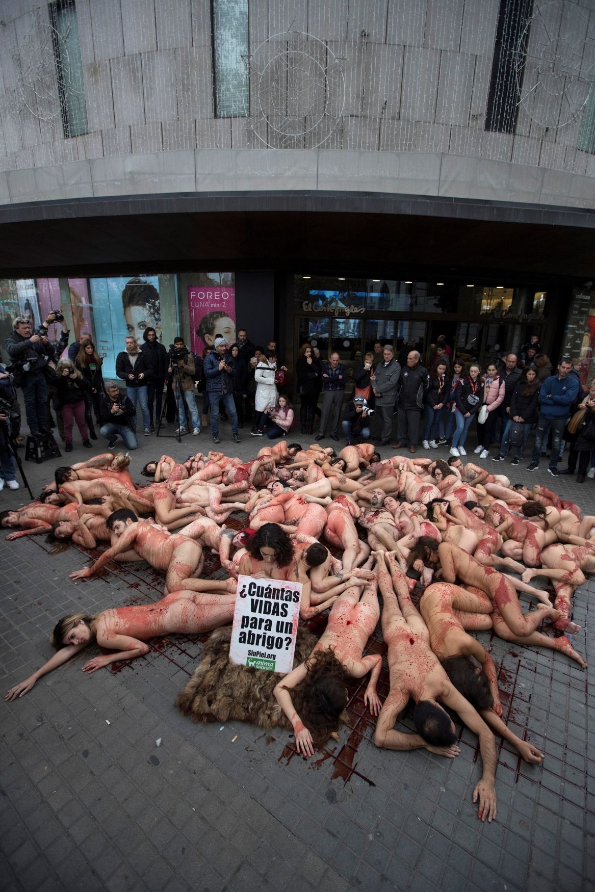 Protest proti nošení kožichů a kožených oděvů v Barceloně