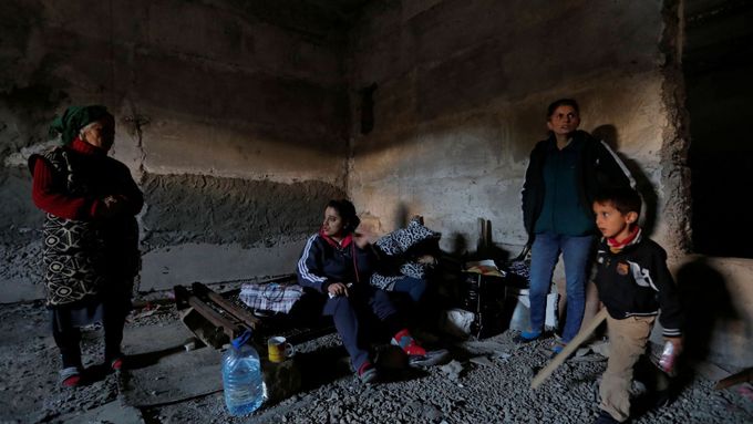 Lidé v Náhorním Karabach se před boji ukrývají ve sklepech.