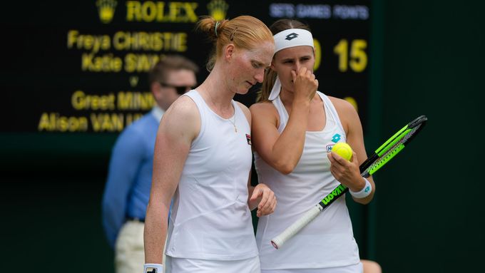 Greet Minnenová a Alison van Uytvancková na Wimbledonu 2019