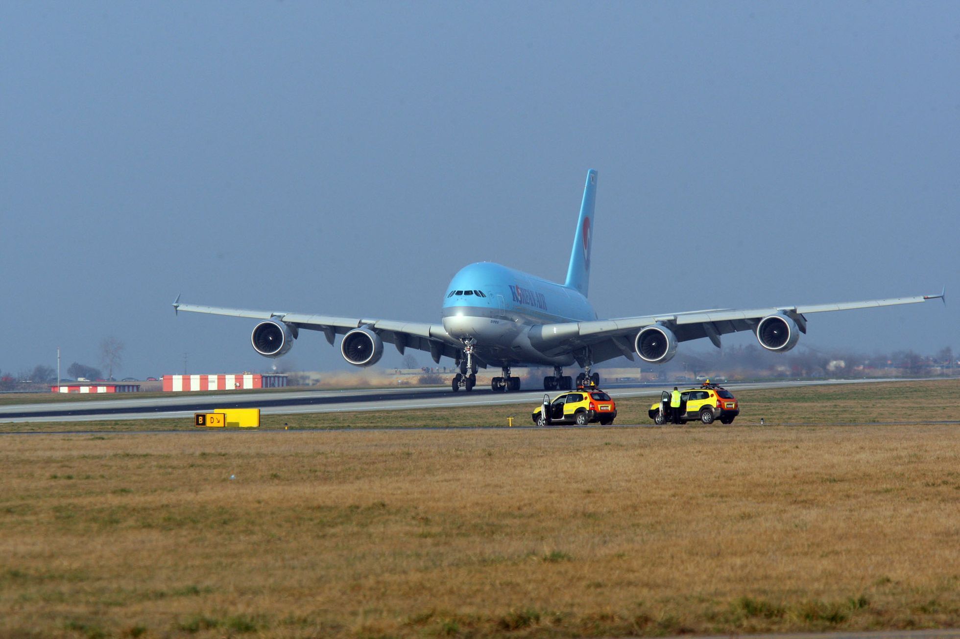 Airbas 380 přistál v Praze