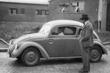 Volkswagen a jeho duchovní otec Ferdinand Porsche. Rodák z Vratislavic nad Nisou zemřel v roce 1951.