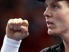 Český tenista se raduje z úspěšného úderu v zápase 3. kola turnaje série Masters v Paříži proti Američanovi Robby Gineprimu.