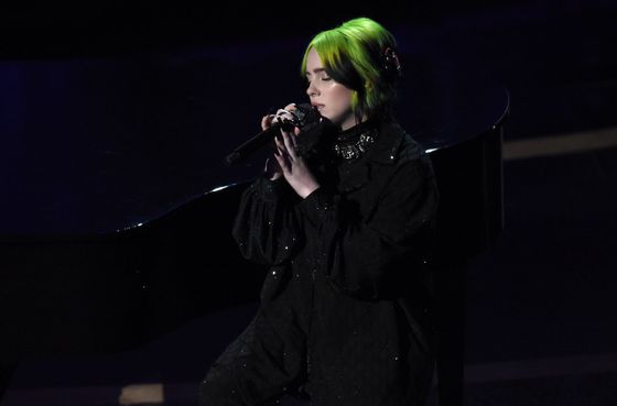 Billie Eilish zazpívala McCartneyho hit Yesterday.