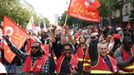Demonstranti v vestách odborové organizace CGT zvedají pěsti během demonstrace v Paříži v rámci celonárodní stávky a protestů proti vládě.