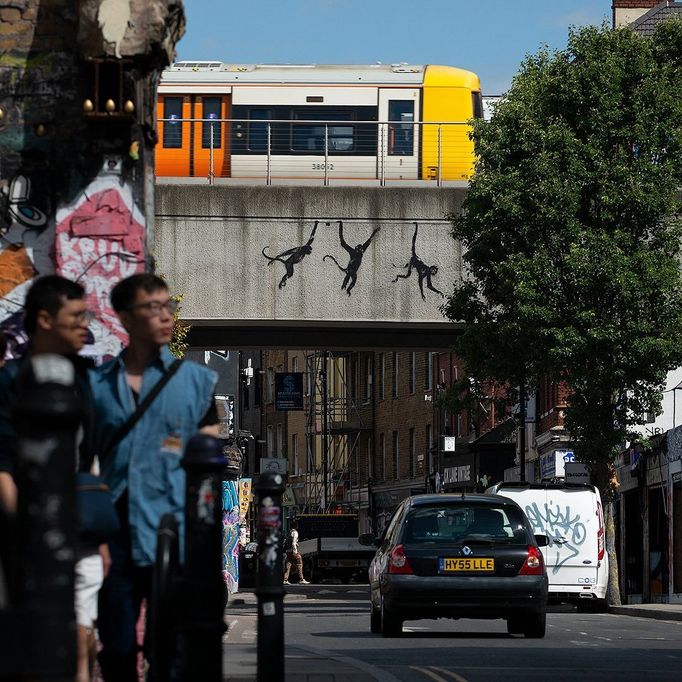 Další byly opice visící z mostu pro vlaky londýnského metra nedaleko ulice Brick Lane.