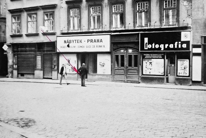 Fotoreprodukce dobového policejního vyšetřovacího spisu k srpnovým událostem v roce 1969.