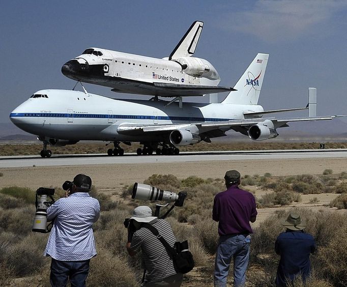 Photographers take photos of the Space Shuttle Endeavour carried piggyback atop a Boeing 747 jumbo jet, making its last and final landing at Edwards Air Force Base in California, September 20, 2012, after a cross-country trip to Los Angeles to begin its final mission as a museum exhibit. Endeavour is scheduled to take off for its final ferry flight again on Friday, and the final airborne journey of the entire space shuttle fleet, headed for Los Angeles International Airport. REUTERS/Gene Blevins (UNITED STATES - Tags: TRANSPORT SCIENCE TECHNOLOGY MEDIA)