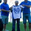 Zdeněk Kosňovský obdarován od klubu dresem k 80. narozeninám v zápase Ostrava - Plzeň