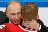 Dojetí se na závěr šampionátu neubránil ani ruský prezident Vladimir Putin, jenž po finále emotivně objal kapitána zlatých Kanaďanů Coreyho Perryho.