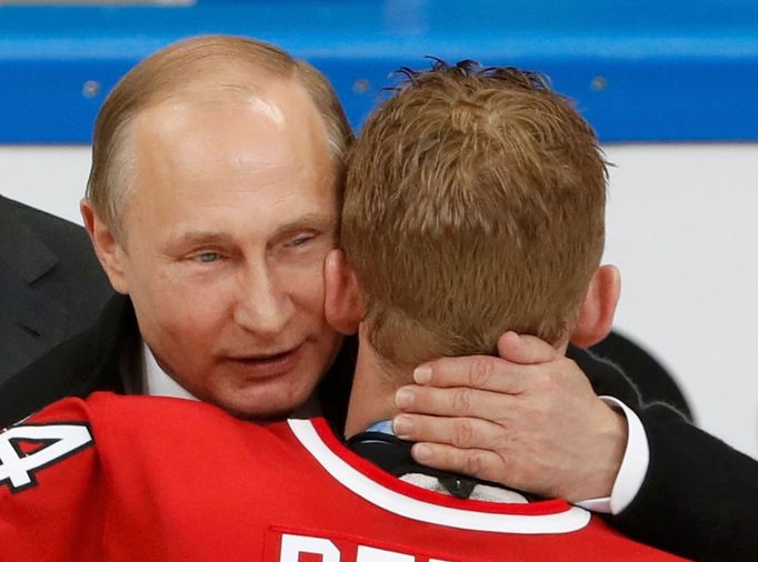 MS 2016 finále Kanada-Finsko: Vladimir Putin a Corey Perry