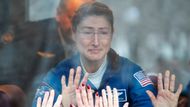 Americká astronautka NASA se skrze okno autobusu loučí se světem, na který byla zvyklá. Krátce nato vzlétla s dalšími dvěma členy posádky z kazašského kosmodromu Bajkonur k ISS. Fotografie z 14. března.