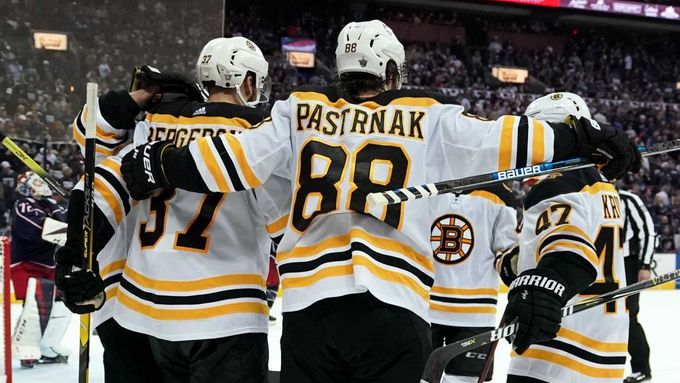 Český hokejový útočník David Pastrňák slaví s parťáky z Bostonu ve druhém kole Stanley Cupu puk v síti Columbusu