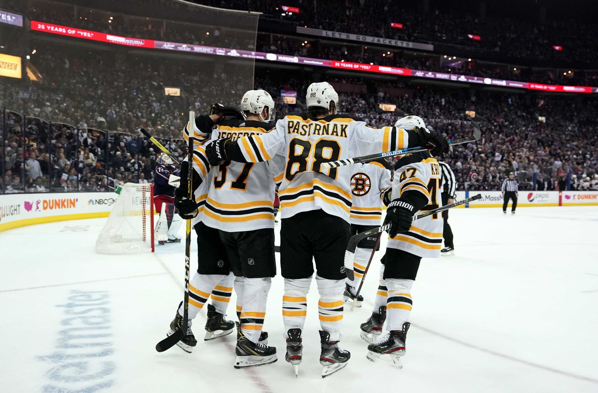 Český hokejový útočník David Pastrňák slaví s parťáky z Bostonu ve druhém kole Stanley Cupu puk v síti Columbusu