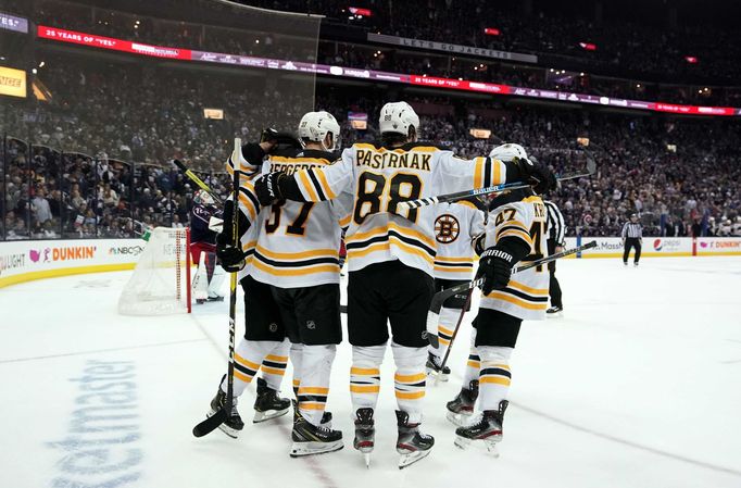 Český hokejový útočník David Pastrňák slaví s parťáky z Bostonu ve druhém kole Stanley Cupu puk v síti Columbusu