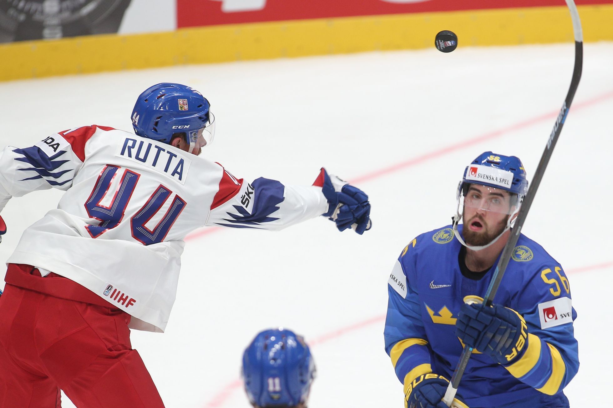 Jan Rutta a Erik Gustafsson v zápase Česko - Švédsko na MS 2019