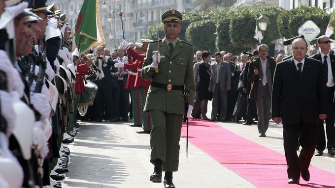 Alžírský prezident Abdal Azíz Buteflika (vpravo).