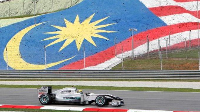 Tréninky na VC Malajsie opanoval Lewis Hamilton